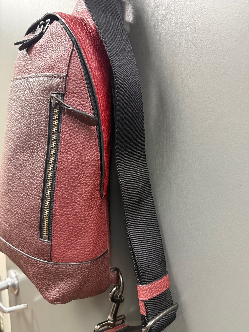 Coach Men's Pebbled Leather Sling Bag in Wine and Black - Picture 4 of 9
